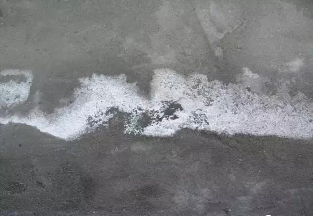 花岗岩地面断裂返碱是因为铺装时灰浆缺少的原因吗(图1)