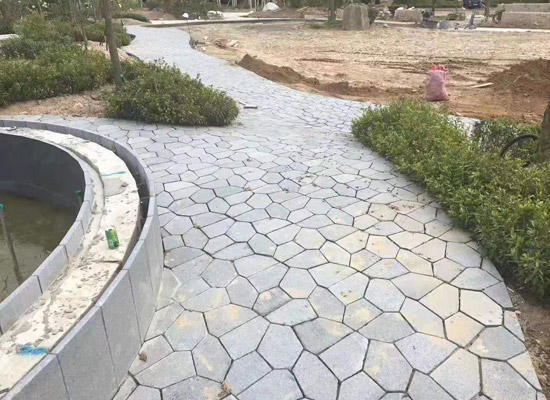 山东异型石材加工异型芝麻灰铺装效果.jpg